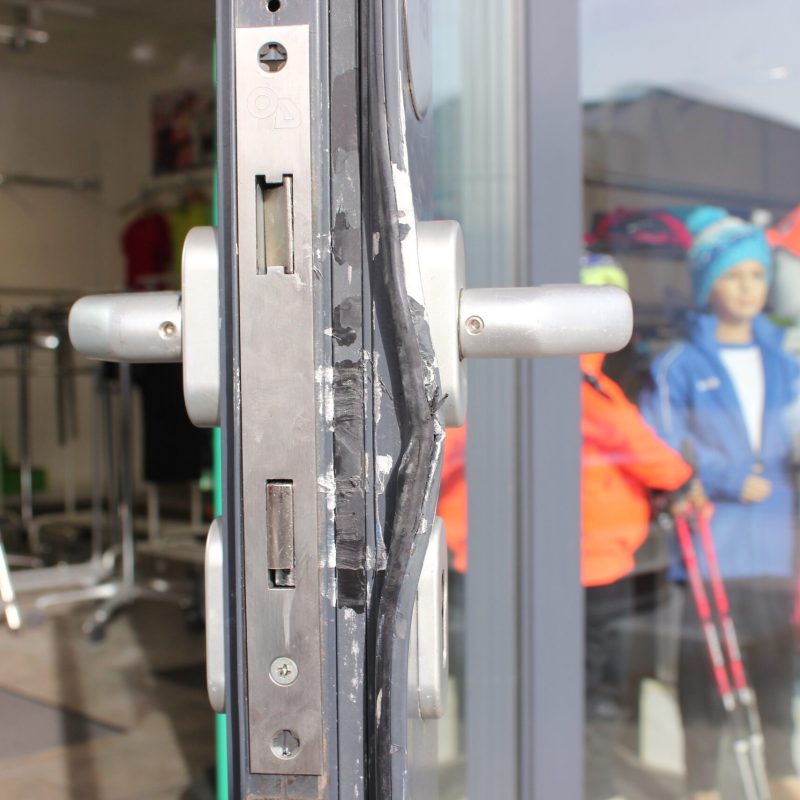 Einbruch: Beschädigte Tür